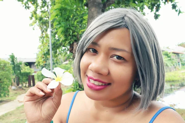 Portret Van Azië Vrouw Glimlach Met Witte Frangipani Tropische Bloemen — Stockfoto