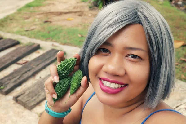 亚洲女人的画像 笑着吃新鲜的青葱果 — 图库照片