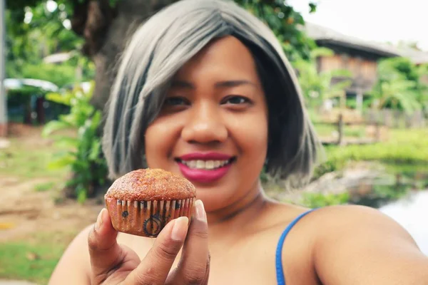 Portrait Asia Woman Eating Banana Cup Cake Homemade Hand — Stock fotografie