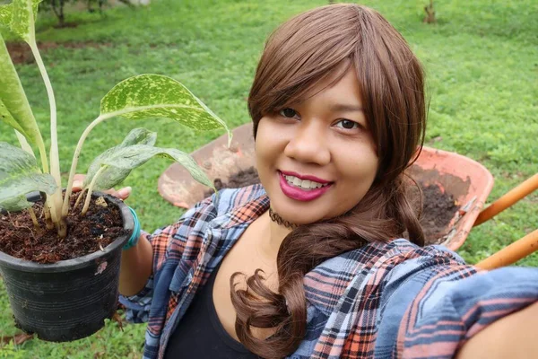 Gyönyörű Ázsiai Portré Boldog Mosoly Ültetett Növény Talajt Fazékban Hogy — Stock Fotó