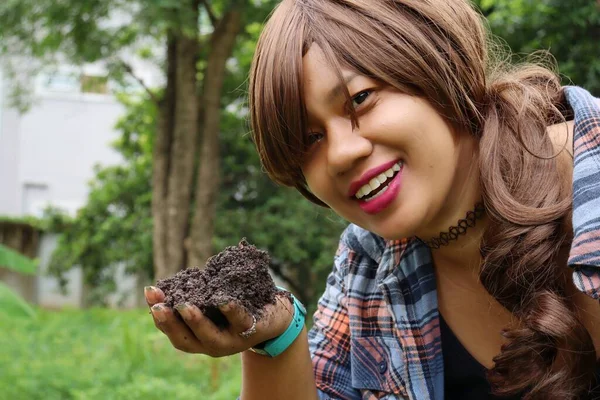 Πορτρέτο Της Ασίας Γυναίκα Χαρούμενο Χαμόγελο Χώμα Στο Χέρι Κηπουρική — Φωτογραφία Αρχείου