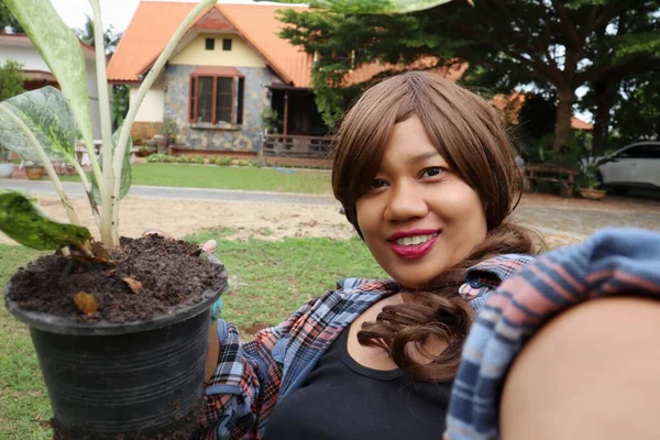 Linda Ásia Mulher Retrato Sorriso Feliz Planta Plantada Com Solo — Fotografia de Stock