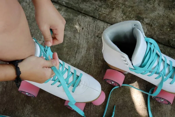 Närbild Med Skor Rollerblade Och Ben Vägen — Stockfoto