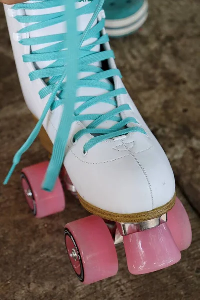 Κοντινό Πλάνο Του Whith Παπούτσια Rollerblade Και Πόδι Στο Δρόμο — Φωτογραφία Αρχείου