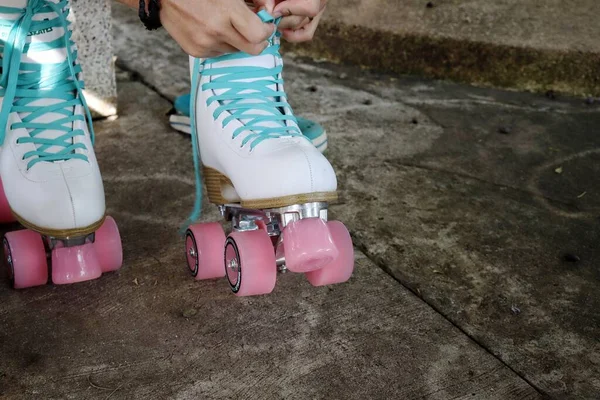 Zbliżenie Whith Buty Rolki Nogi Drodze — Zdjęcie stockowe