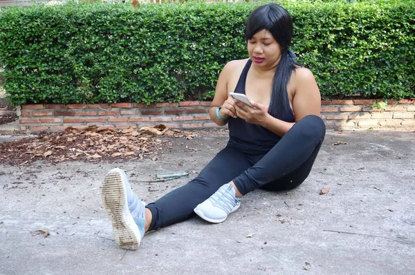 Retrato Mujer Asia Feliz Sonrisa Deporte Fitness Uso Teléfono Inteligente —  Fotos de Stock