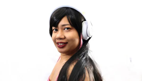 Πορτρέτο Της Ασίας Γυναίκα Χαρούμενο Χαμόγελο Ακούγοντας Ακουστικά Που Απομονώνονται — Φωτογραφία Αρχείου