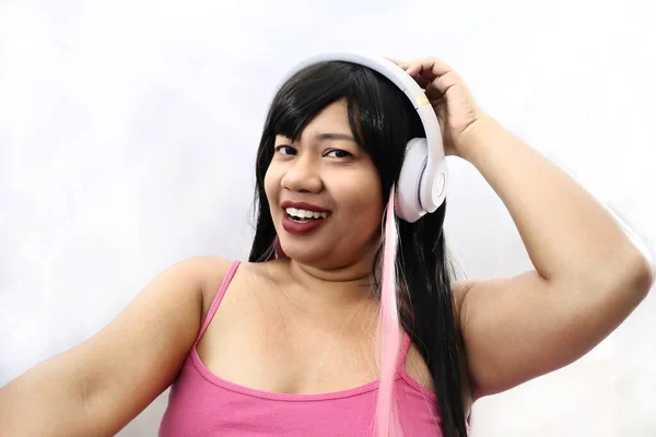 Retrato Mujer Asia Sonrisa Feliz Escuchando Auriculares Aislados Sobre Fondo —  Fotos de Stock