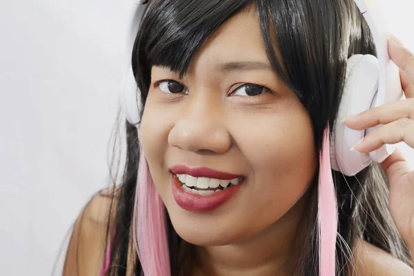 Porträtt Asien Kvinna Glad Leende Lyssna Hörlurar Isolerad Vit Bakgrund — Stockfoto