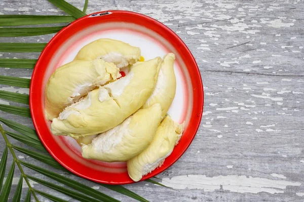 Durian Tropik Meyvesi Ahşap Arka Planda Yeşil Yapraklar — Stok fotoğraf