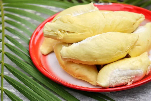 Durian Tropik Meyvesi Ahşap Arka Planda Yeşil Yapraklar — Stok fotoğraf