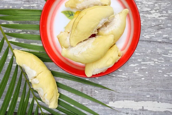 Durian Tropik Meyvesi Ahşap Arka Planda Yeşil Yapraklar — Stok fotoğraf