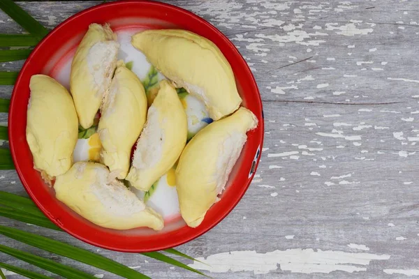 Durian Tropis Buah Dan Daun Hijau Pada Latar Belakang Kayu — Stok Foto