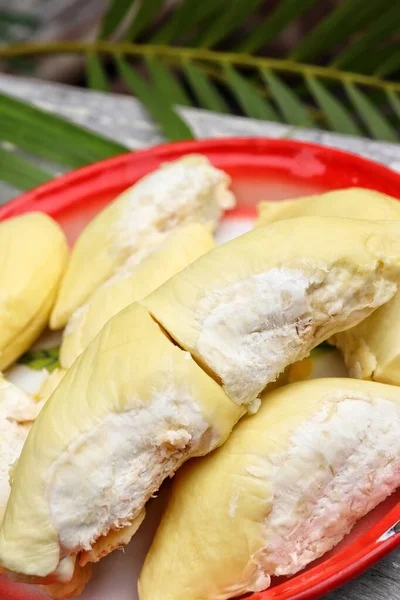 Durian Owoców Tropikalnych Zielonych Liści Tle Drewna — Zdjęcie stockowe