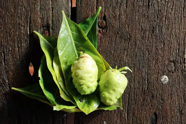 Nahaufnahme Von Noni Tropischen Früchten Auf Holz Hintergrund — Stockfoto