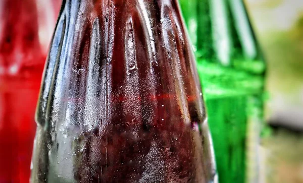 Närbild Cola Röd Grön Läsk Flaska Tropisk Dryck — Stockfoto