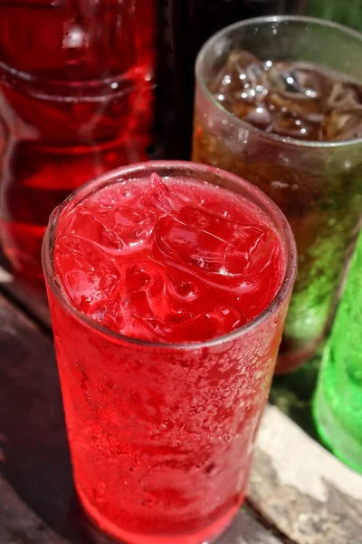 Soft Drink Cola Red Green Ice Cubes — Zdjęcie stockowe