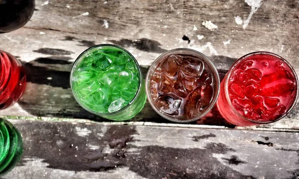 Soft Drink Cola Red Green Ice Cubes — Zdjęcie stockowe