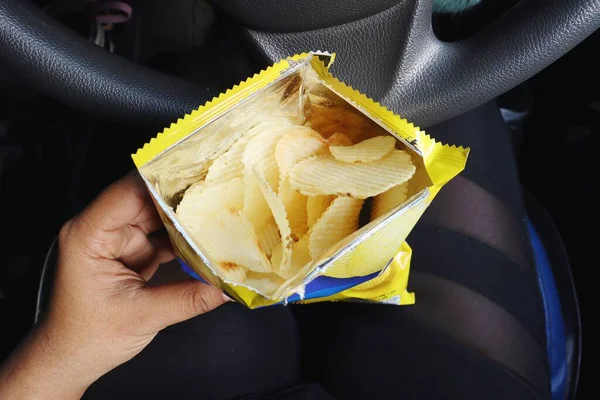 Woman Eating Potato Chips Bag Hand Car — Stock Photo, Image