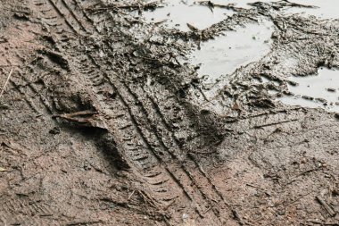 Toprak yol arkaplanı veya desen üzerindeki tekerlek izleri