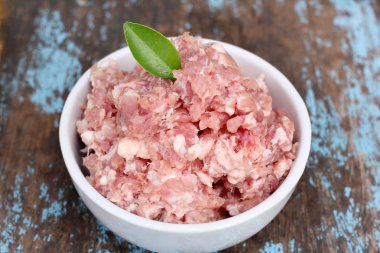 pişmemiş domuz eti