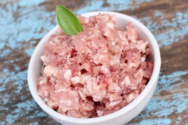 pişmemiş domuz eti