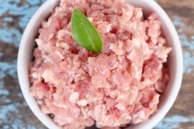 pişmemiş domuz eti