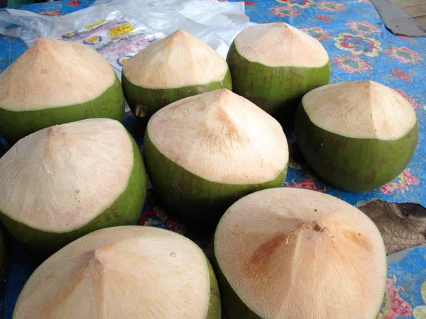 Pić wody kokosowe — Zdjęcie stockowe