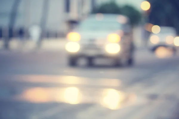 Auto nachts in der Stadt verschwommen — Stockfoto