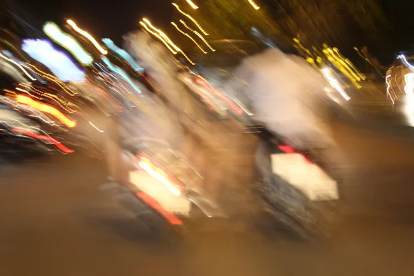 Difuminado de coche en la ciudad por la noche — Foto de Stock