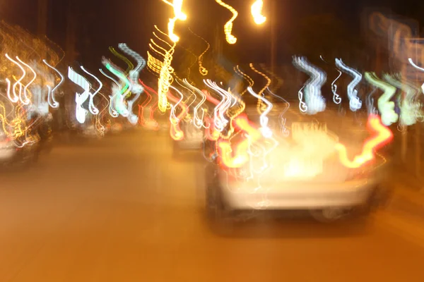 Suddig av bil i staden på natten — Stockfoto