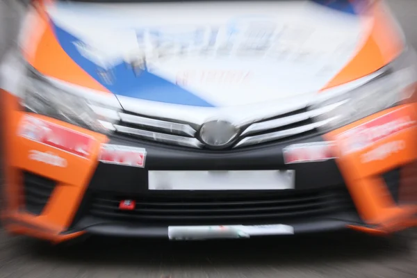 Desfocado de carro de corrida — Fotografia de Stock