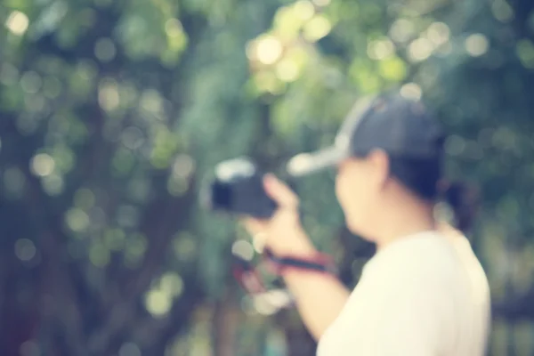 Mujer tomando una foto — Foto de Stock