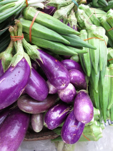 Bamya ve patlıcan — Stok fotoğraf