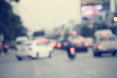 Şehirdeki araba bulanık.