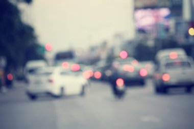 Şehirdeki araba bulanık.