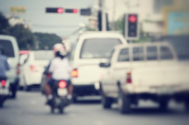 Şehirdeki araba bulanık.