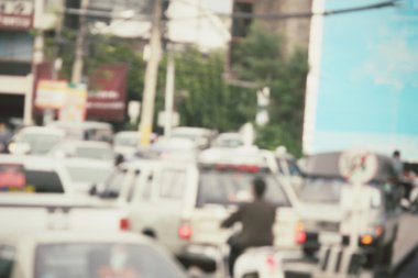 Şehirdeki araba bulanık.