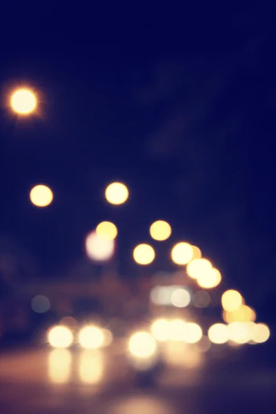 Geceleri araba bulanıklaşıyor. — Stok fotoğraf