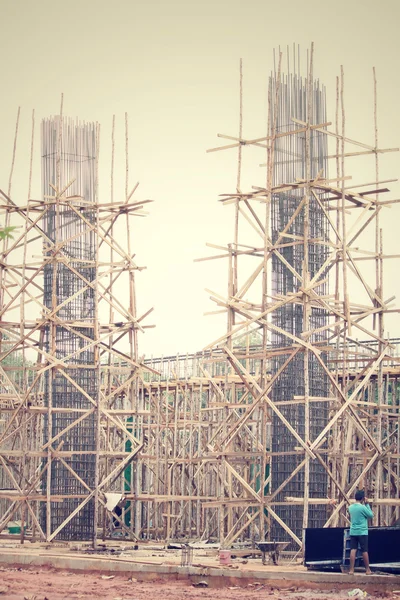 Edifício inacabado no estaleiro de construção — Fotografia de Stock