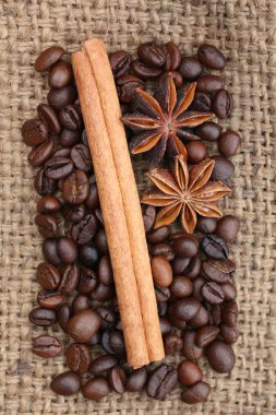 kavrulmuş kahve çekirdeği, tarçın 