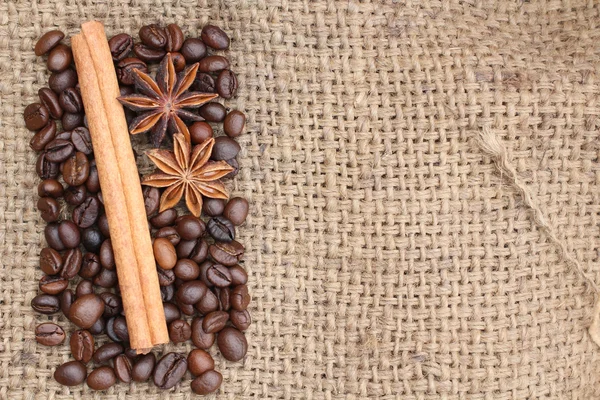 Rostade kaffebönor, kanel — Stockfoto