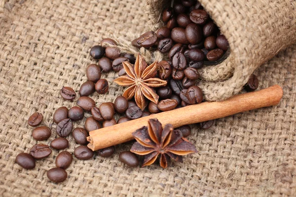 Roasted coffee beans , cinnamon — Stock Photo, Image