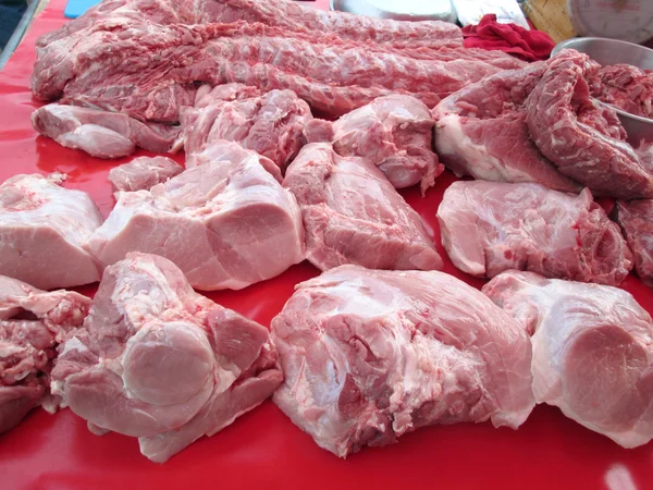 Сырая свинина — стоковое фото