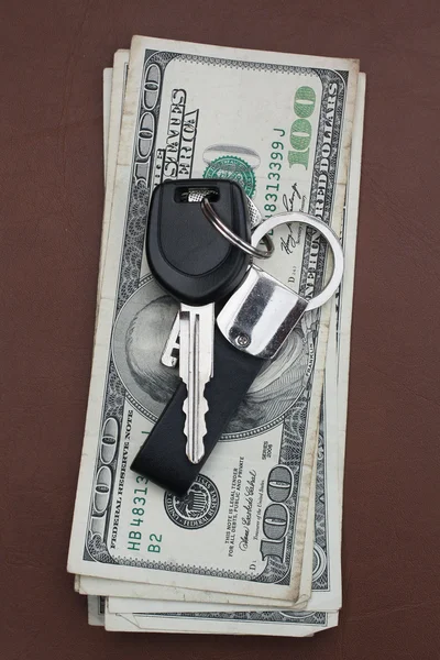 Chave do carro com dólares — Fotografia de Stock