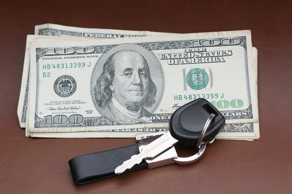 Chave do carro com dólares — Fotografia de Stock