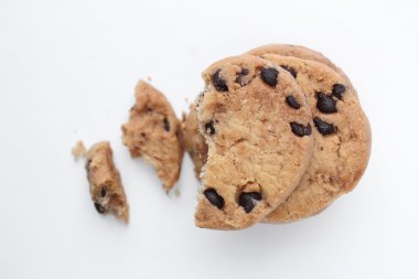 Çikolata parçacıklı kurabiye.