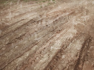 Topraktaki tekerlek izleri.