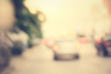 Yoldaki araba bulanık.