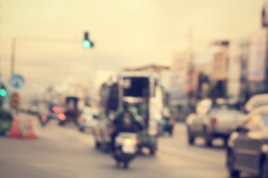 Yoldaki araba bulanık.